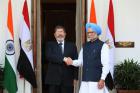 Egyptian President Mohammed Mursi, left, shakes hand with Indian Prime Minister Manmohan Singh ahead of a meeting in New Delhi, India, Tuesday, March 19, 2013. (AP Photo /Manish Swarup)
