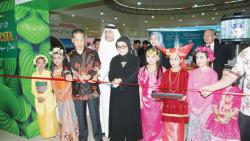 From left: Cahyono Rustam, Indonesian consul, and Nia Niscaya, director of International Tourism Promotion, Indonesian Ministry of Culture and Tourism, inaugurates the tourism expo with Indonesian children in traditional costumes. (AN photo)